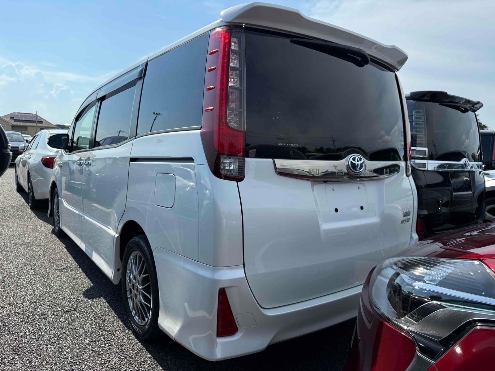 TOYOTA NOAH HV SI WXB Image 5
