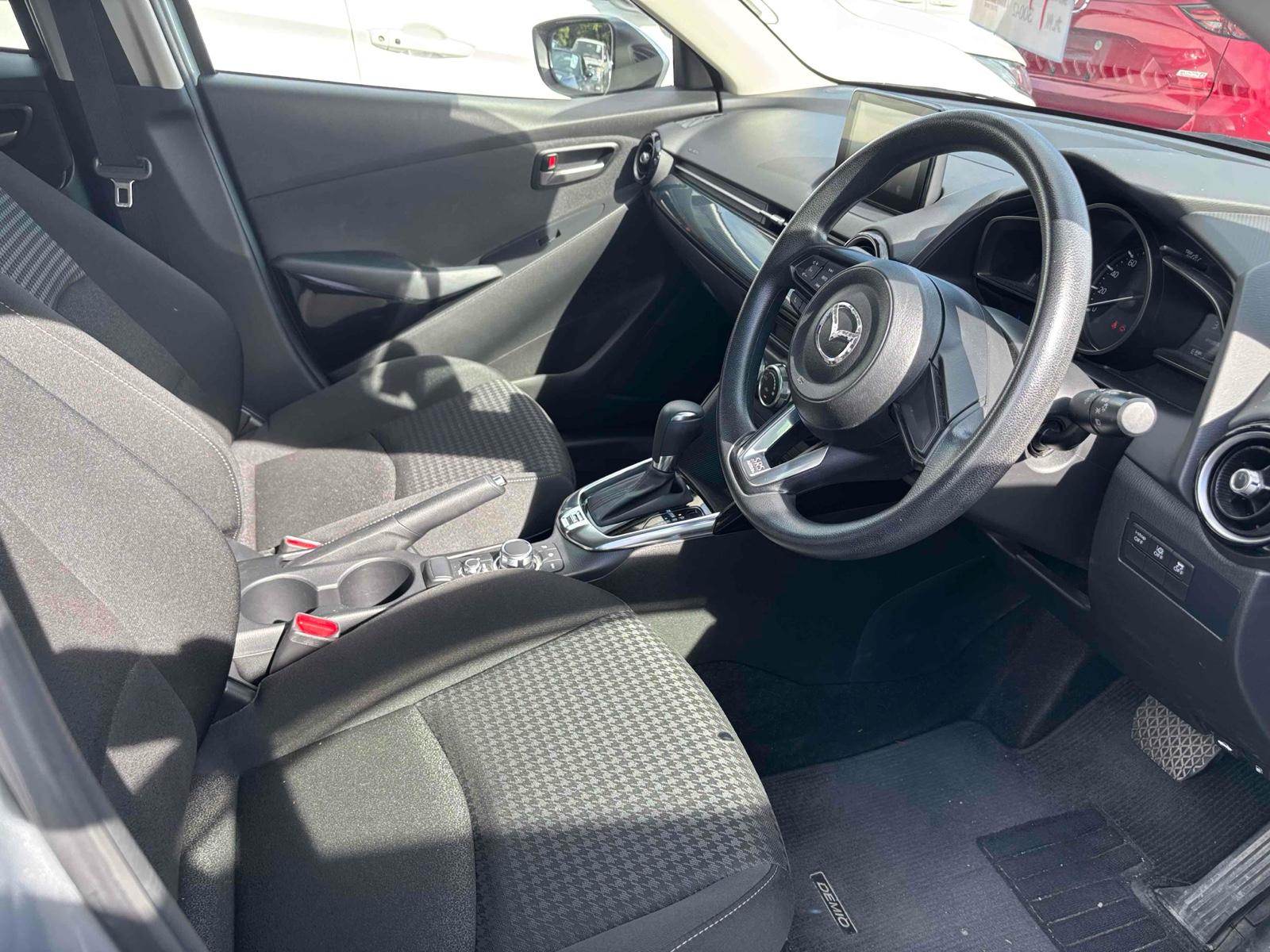 MAZDA DEMIO 13S Image 3