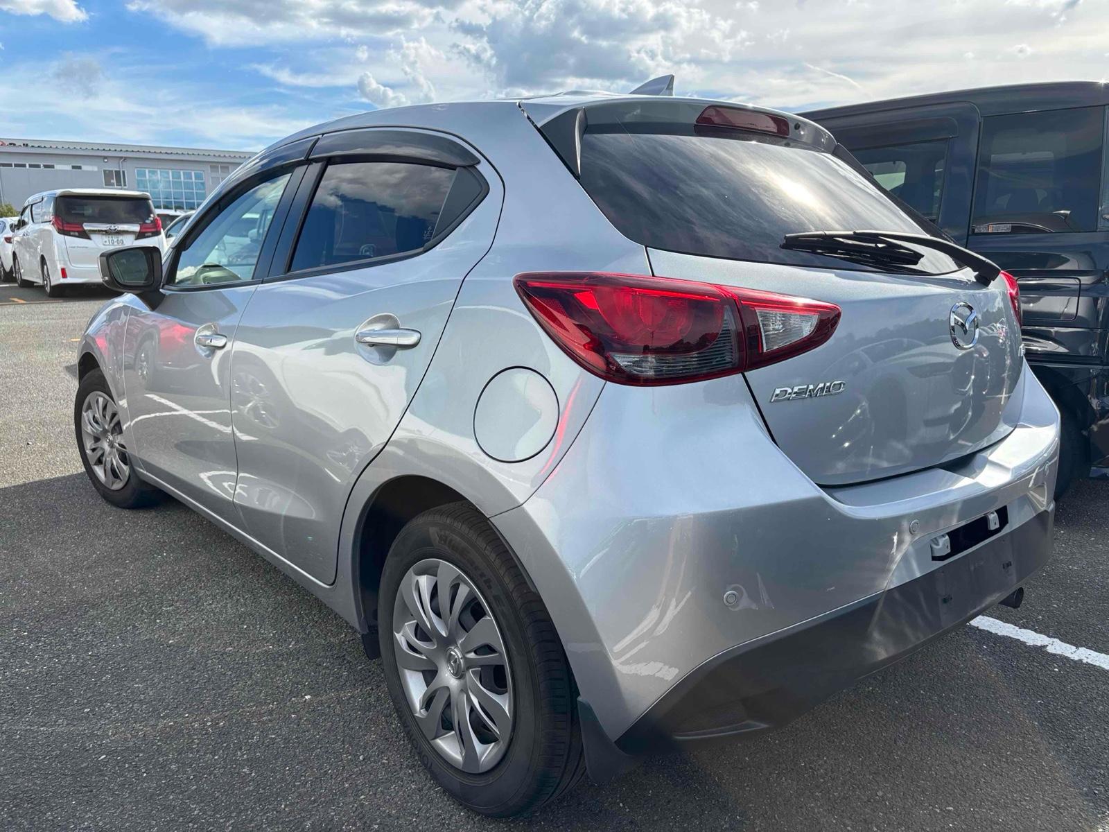 MAZDA DEMIO 13S Image 2