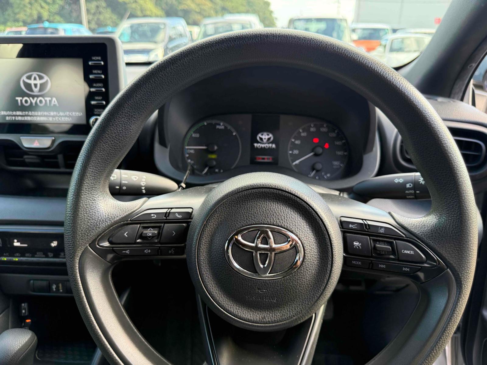 TOYOTA YARIS HYBRID X Image 11