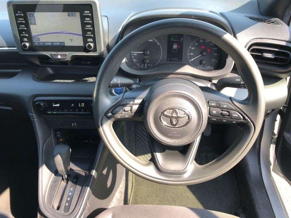 TOYOTA YARIS HYBRID X Image 8