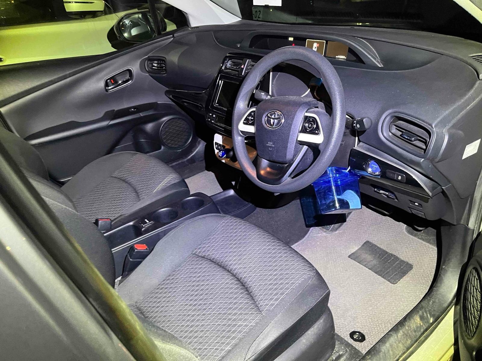 TOYOTA PRIUS 5D Image 3