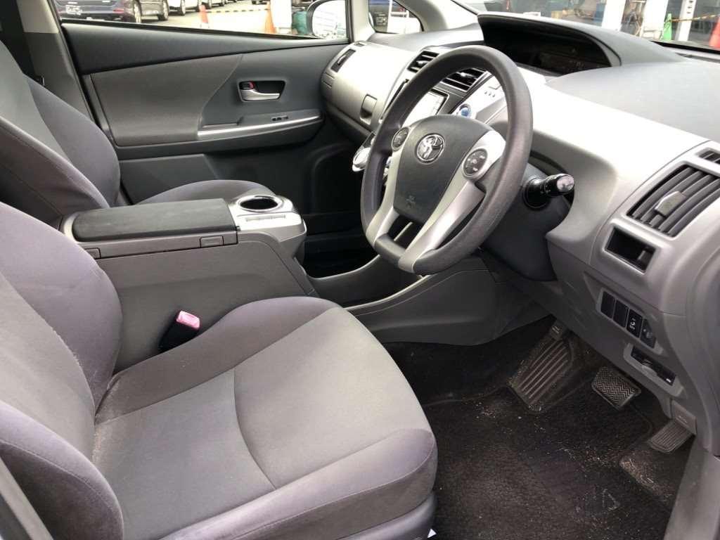 TOYOTA PRIUS ALPHA S Image 5
