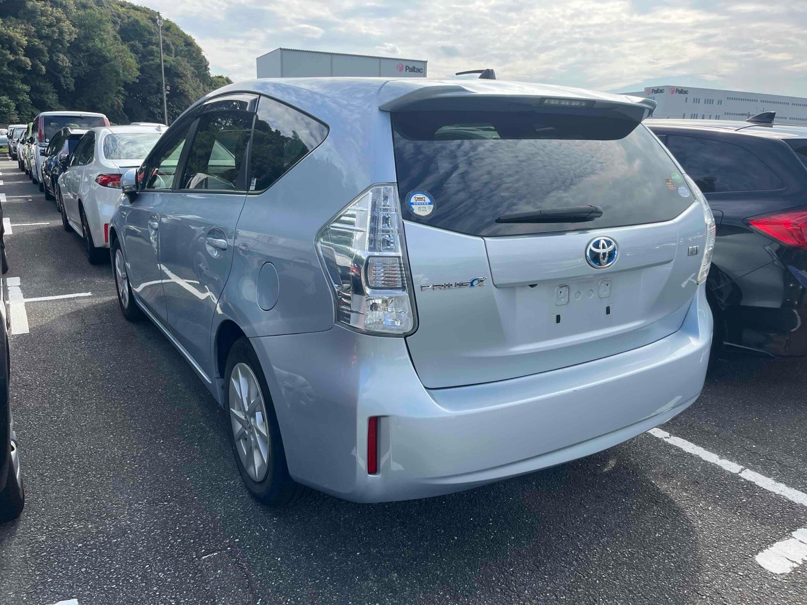 TOYOTA PRIUS ALPHA S Image 2