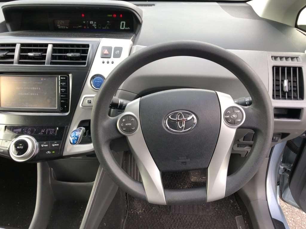 TOYOTA PRIUS ALPHA S Image 8
