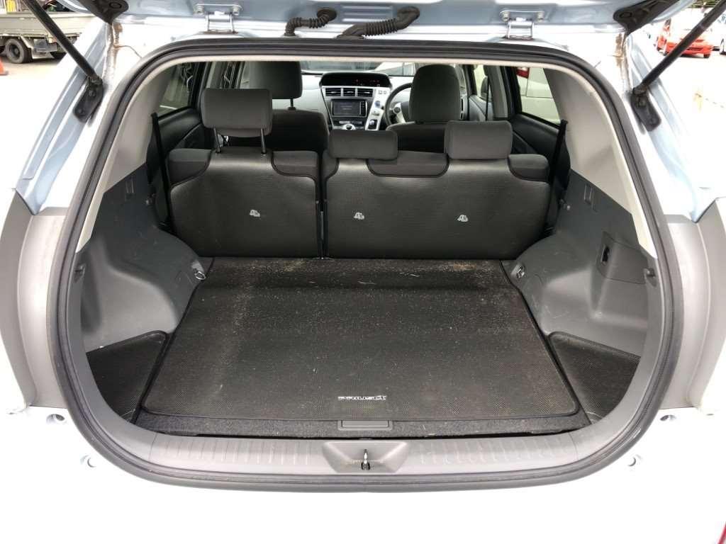 TOYOTA PRIUS ALPHA S Image 9