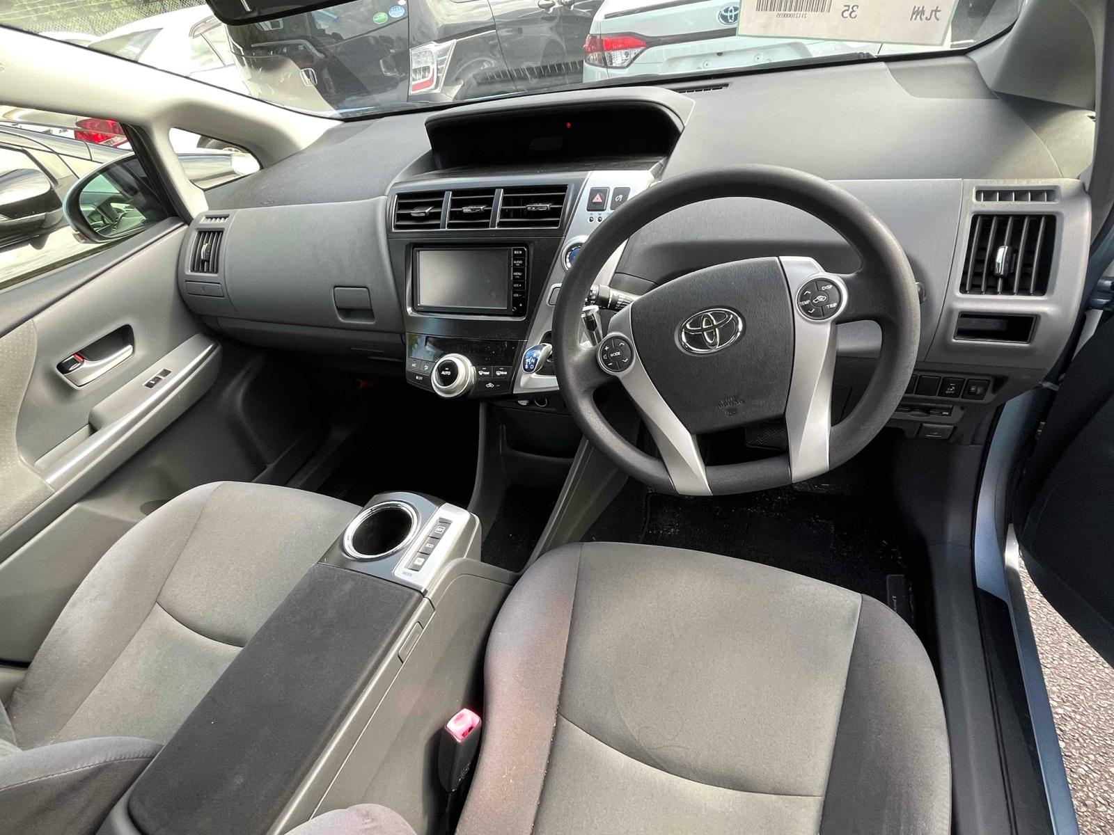 TOYOTA PRIUS ALPHA S Image 11