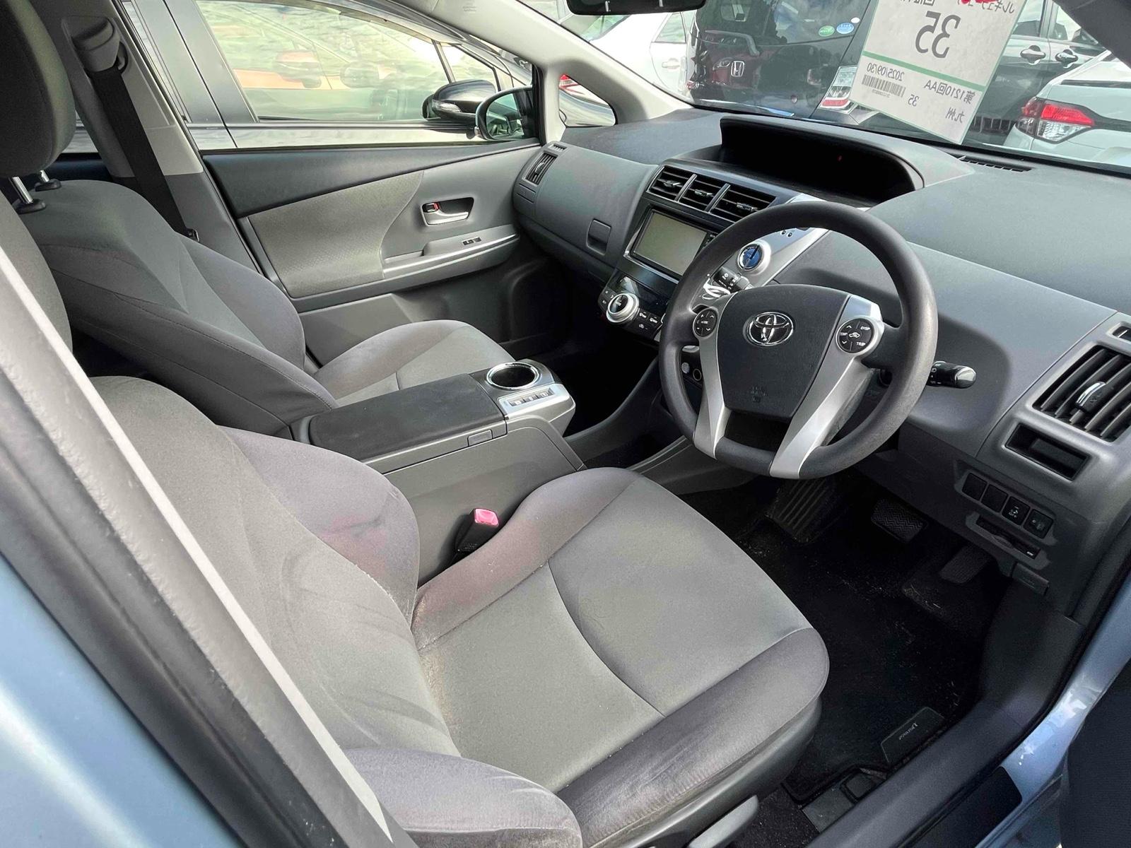 TOYOTA PRIUS ALPHA S Image 10