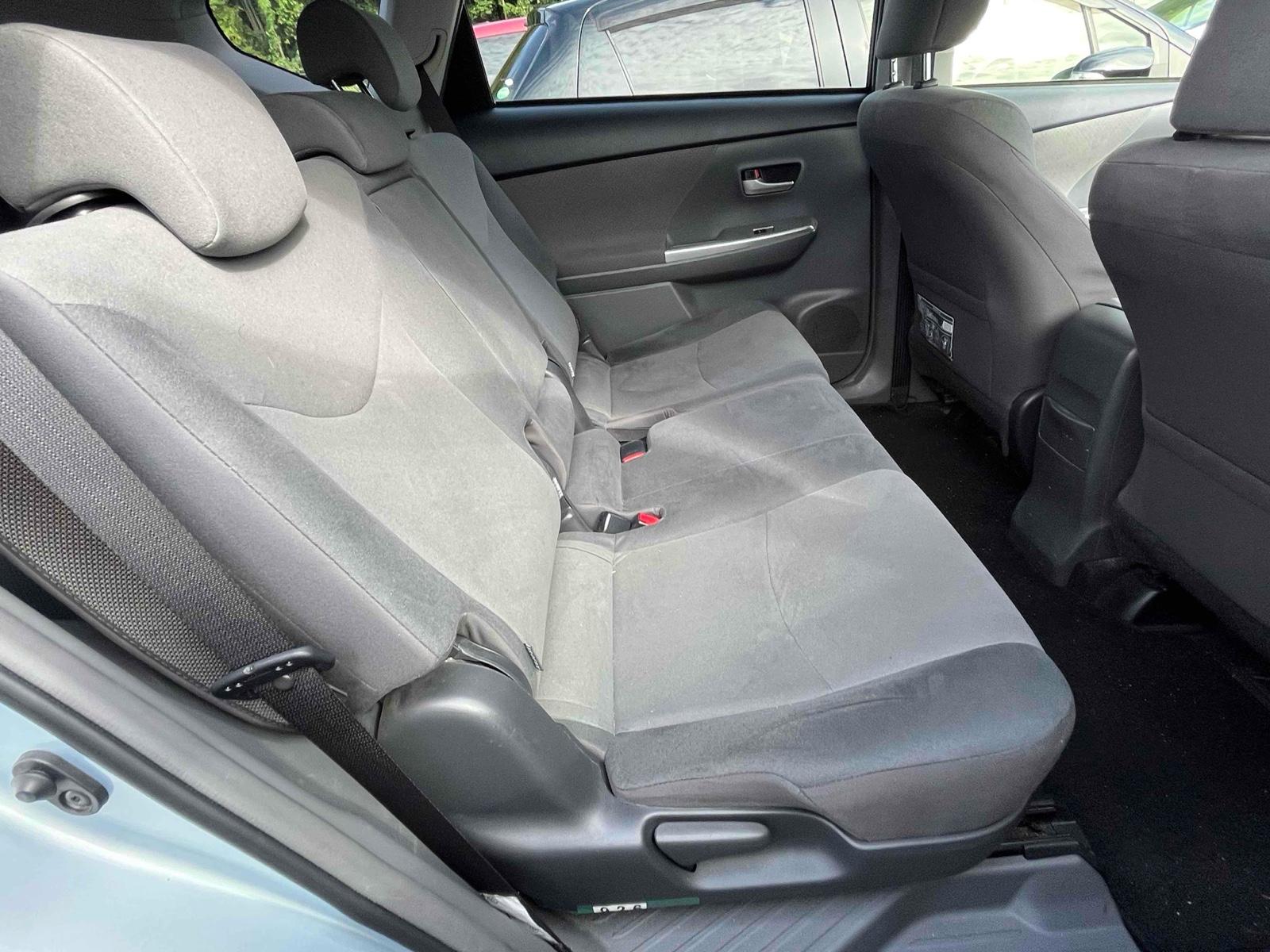 TOYOTA PRIUS ALPHA S Image 12