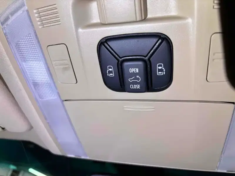 TOYOTA ALPHARD 240G Image 25