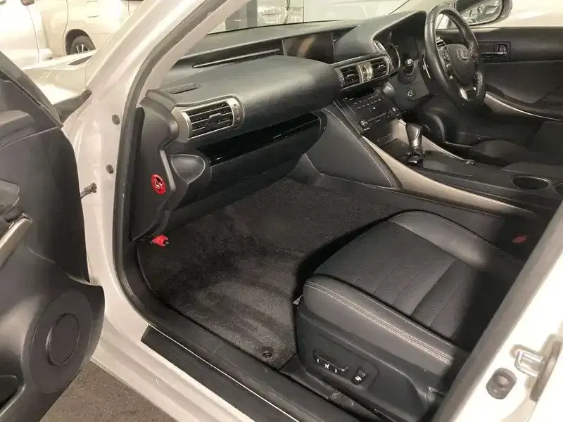 LEXUS IS IS300H Image 8
