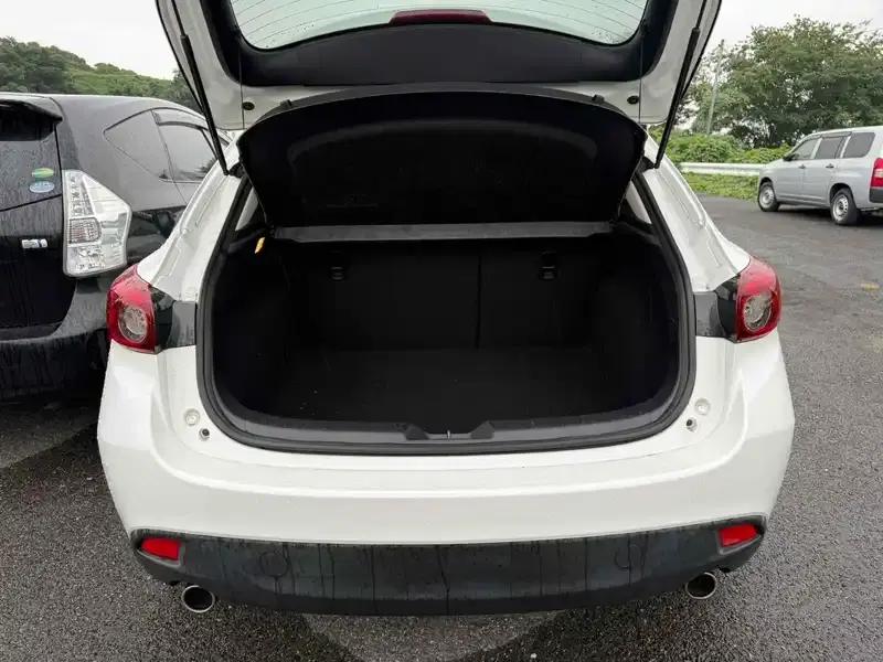 MAZDA AXELA 20S TOURING Image 11