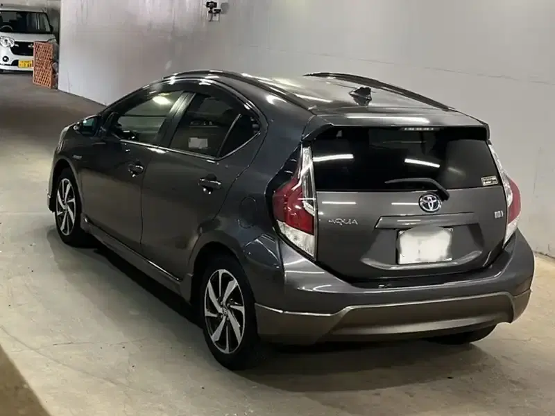 TOYOTA AQUA X-URBAN Image 4