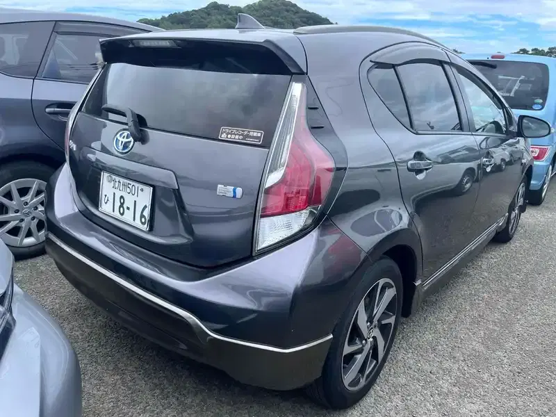 TOYOTA AQUA X-URBAN Image 2