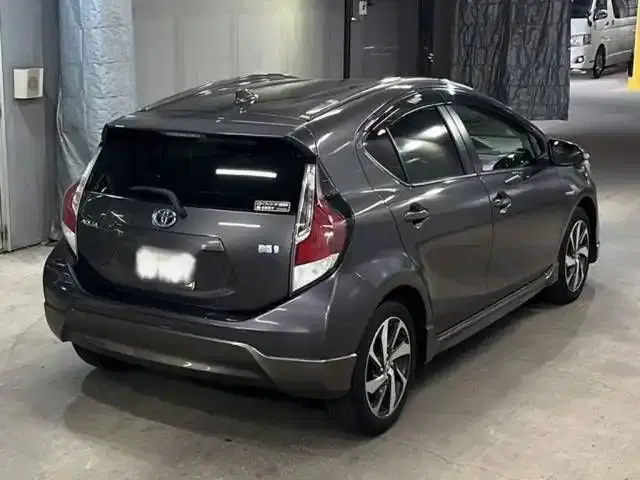 TOYOTA AQUA X-URBAN Image 6