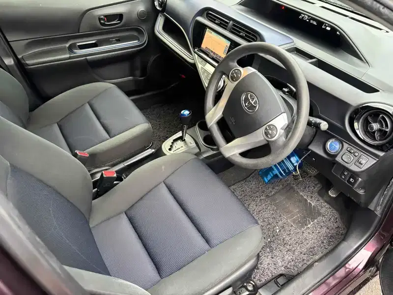 TOYOTA AQUA S Image 9