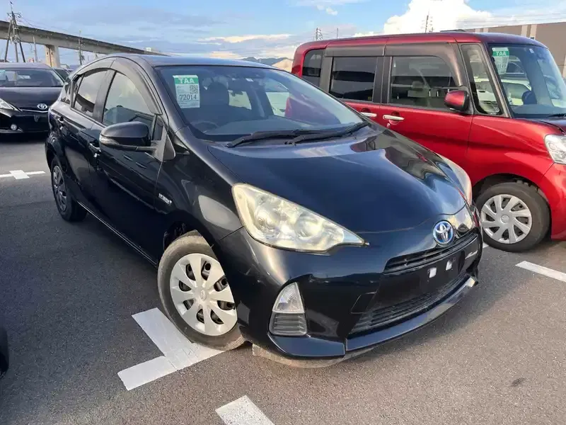 2013 Toyota AQUA 64,000 km
