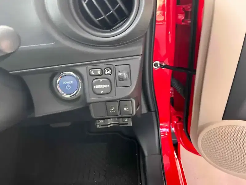 TOYOTA AQUA S Image 11