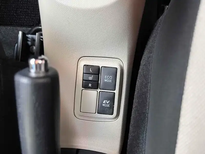 TOYOTA AQUA S Image 14