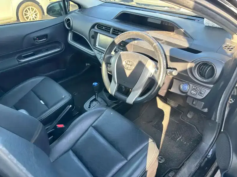 TOYOTA AQUA G BLACK LEATHER  Image 4