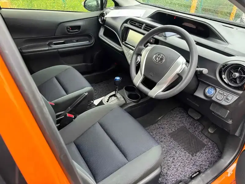 TOYOTA AQUA S Image 6