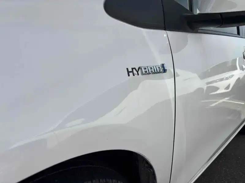 TOYOTA VITZ HYBRID F Image 10