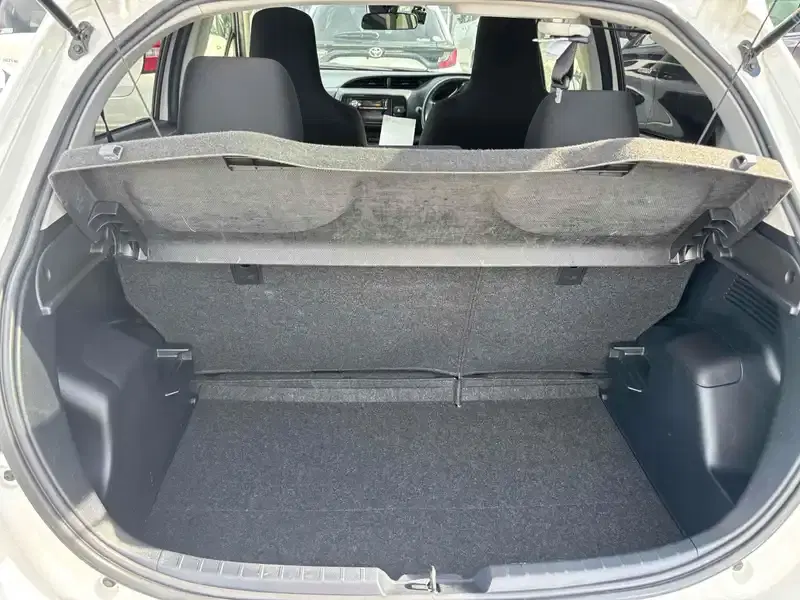 TOYOTA VITZ HYBRID F Image 5