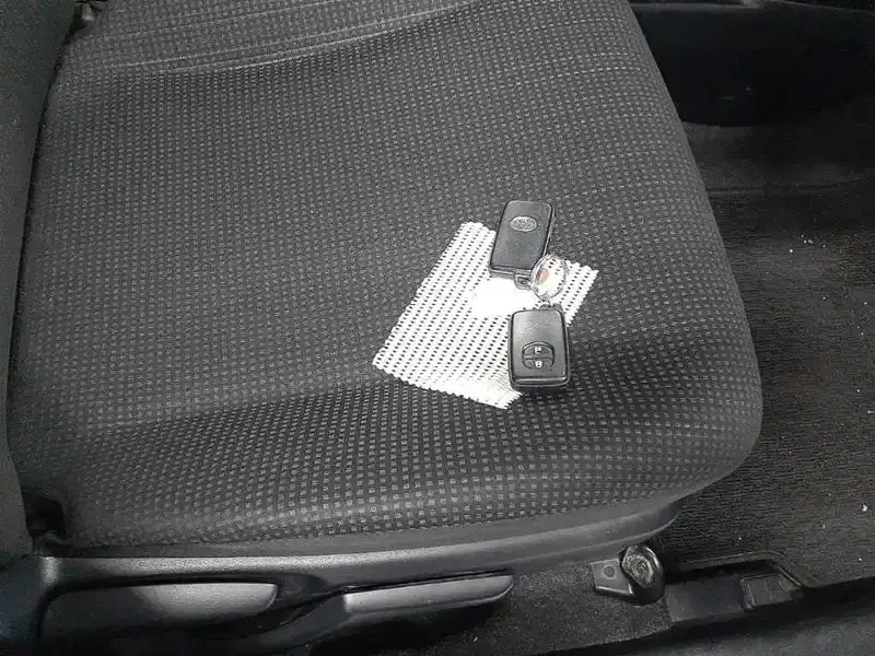 TOYOTA VITZ F Image 8