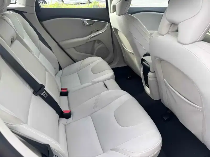 VOLVO V40 V40 T-4 Image 5