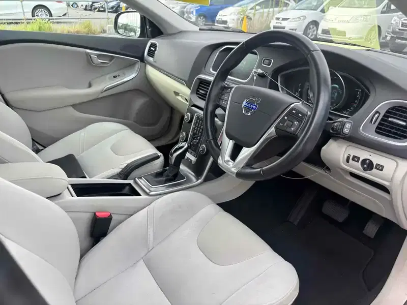 VOLVO V40 V40 T-4 Image 3