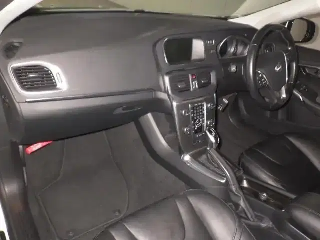 VOLVO V40 V40 T4 SE Image 3
