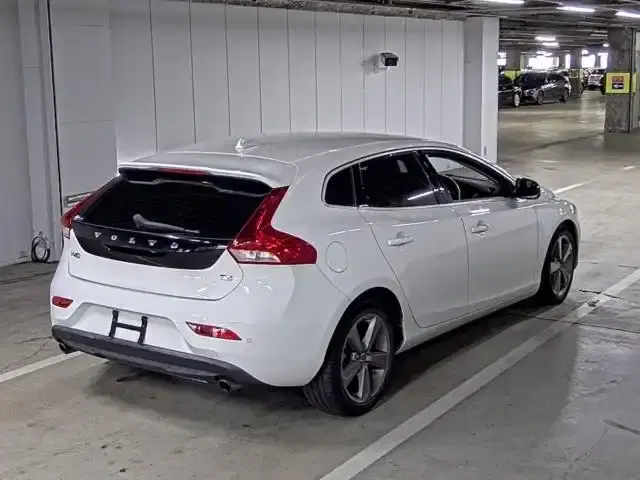 VOLVO V40 V40 T4 SE Image 2
