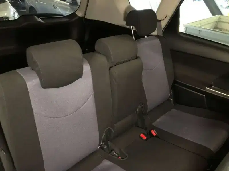 TOYOTA PRIUS ALPHA S TOURINGSELECTION Image 7