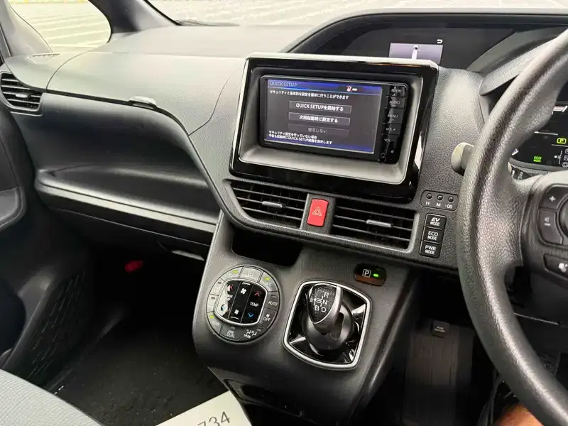 TOYOTA NOAH HYBRID X Image 6